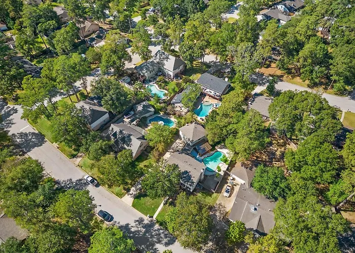 The Pines I Sleeps 12 I Private Pool I Patio & Bbq