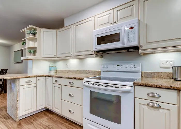 Spacious 3 Bedroom Pet Friendly!- Close To Beach!