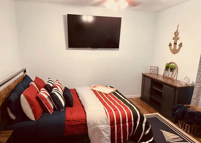 Free Tubes, Sleeps 8, Hottub, Firepit, Pet Friendly!
