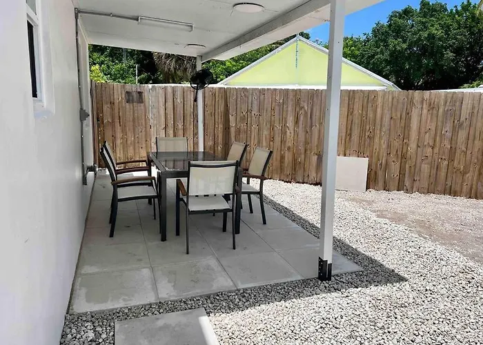 New! Tropical Hideaway Near Beach! Tons Of Parking