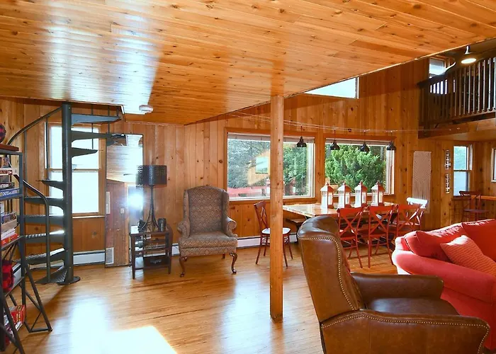 Sleepy View Retreat - Hot Tub, Trail, Hiking, Pet Friendly, Grill, Wifi, Fire Pit, Screen Porch, Family Friendly, Games, King Bed, Secluded, Fireplace, Pond