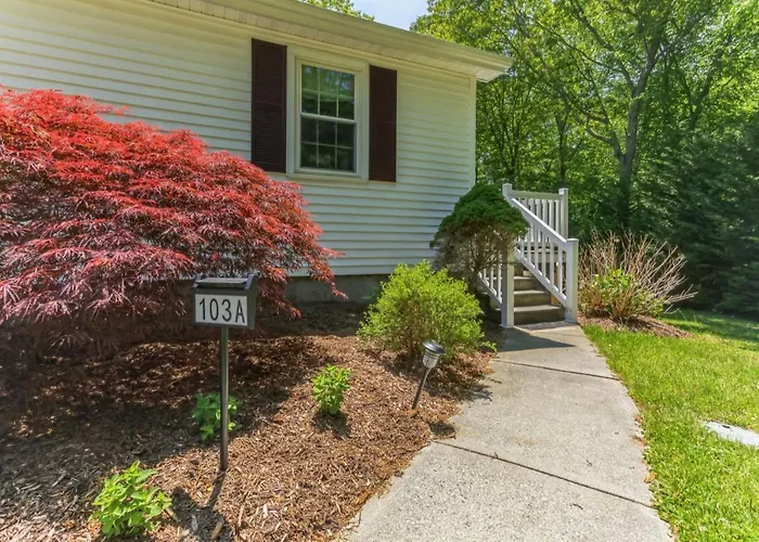 Cozy Bungalow Just Minutes From Mystic, Westerly Beaches, Boating And Casinos! Bungalow