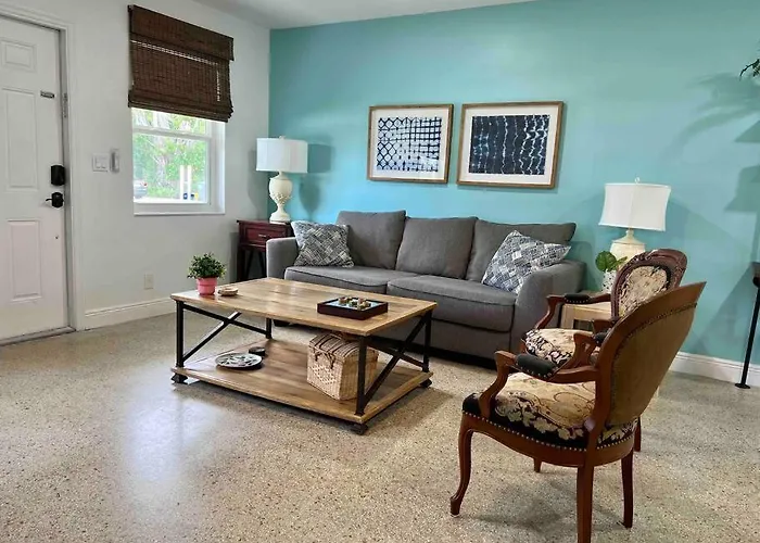 New! Tropical Hideaway Near Beach! Tons Of Parking