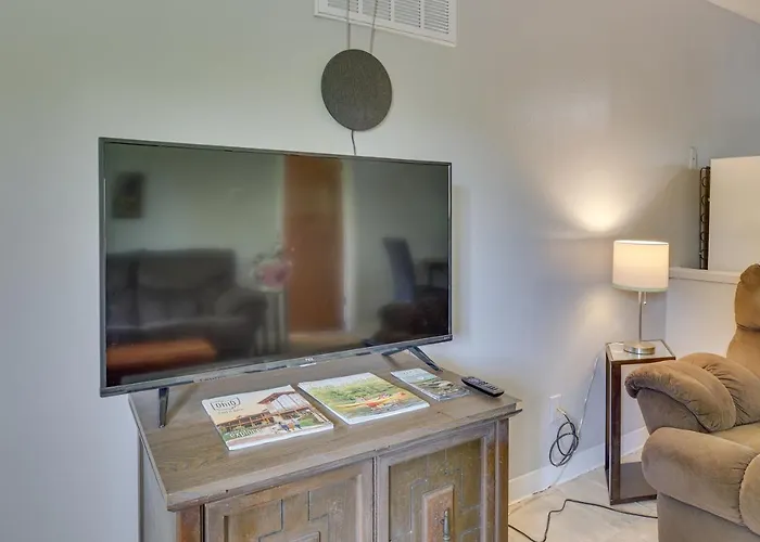 Cozy Youngstown Apartment W/ Central A/C + Heating