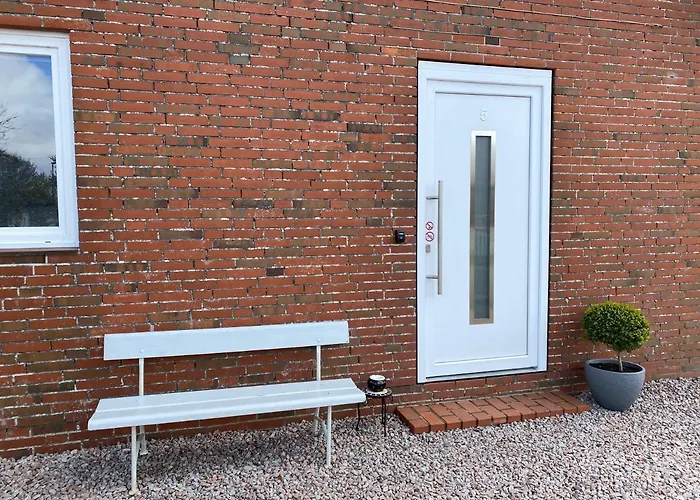 Großes Doppelzimmer mit eigenem Bad und Kühlschrank, frisch saniert