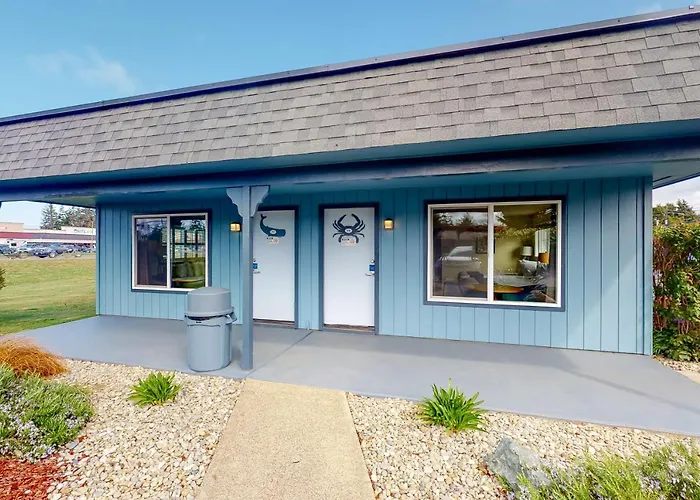 The Lamplighter Inn - Crab Shack And Whale Watching