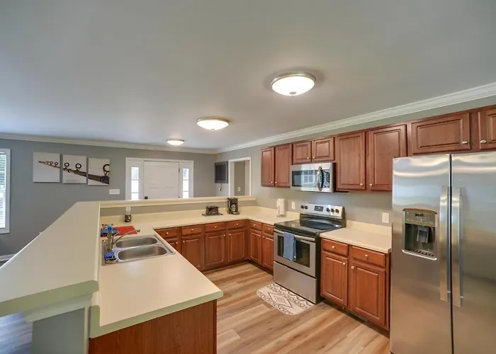 Guntersville Lake House: Boat Ramp Access!