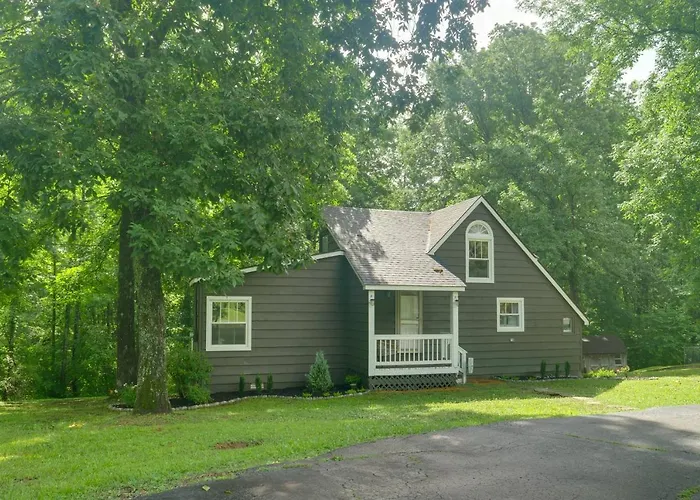 Cozy Tennessee Cabin W/ Deck, Grill & Fire Pit!