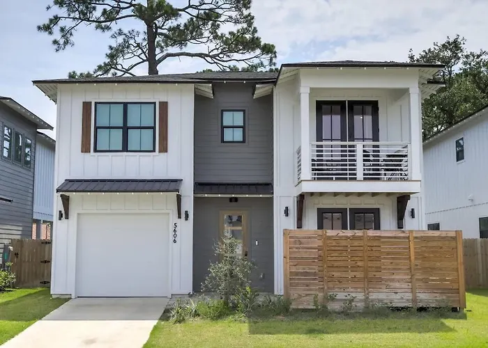 Modern Luxury 4Br Pool Bay Access Outdoor Dining