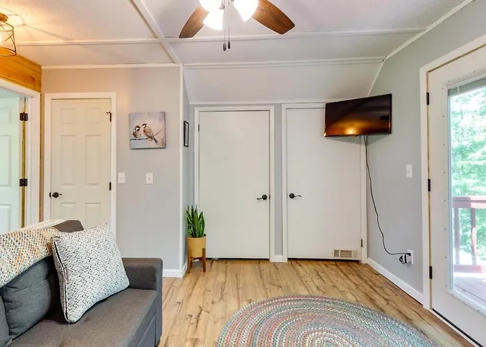 Pet-Friendly Murphy Home: Grilling Deck + Fire Pit