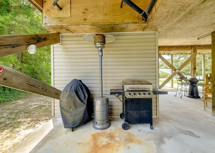 Coastal Emerald Isle Retreat W/ Deck & Grill!