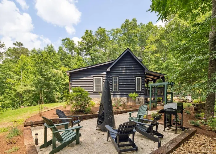 Pet-Friendly Lake Lure Cabin W/ Outdoor Oasis!