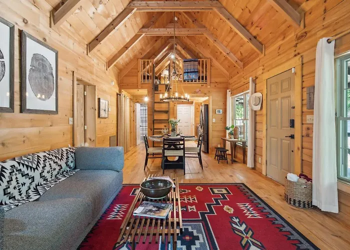Pet-Friendly Lake Lure Cabin W/ Outdoor Oasis!