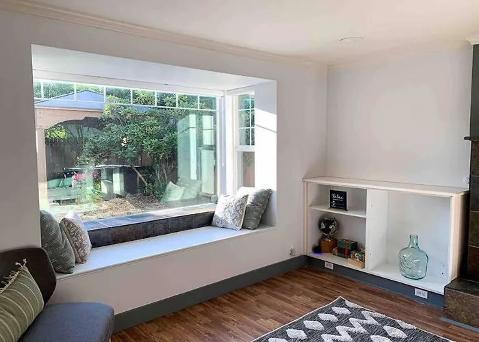 Riverwalk Retreat: Spacious, Hot Tub, Near Autzen