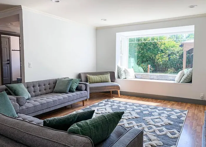 Riverwalk Retreat: Spacious, Hot Tub, Near Autzen