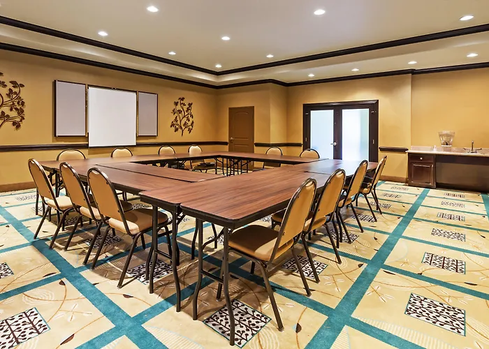 Holiday Inn Express & Suites Victoria By Ihg