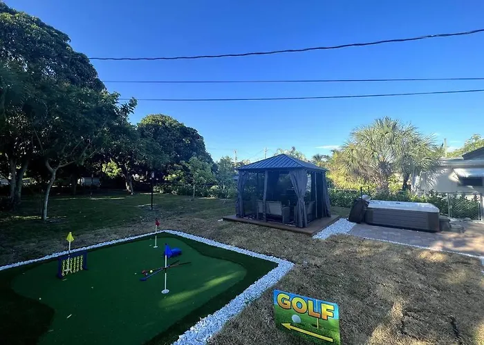 Modern Tropical Oasis With Arcade, Hottub & Minigolf