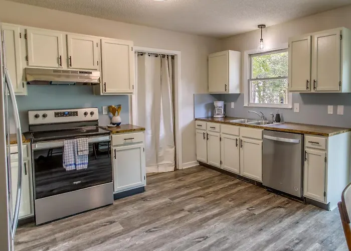 Dog-Friendly Oak Island Rental - 1 Mi To Beach!