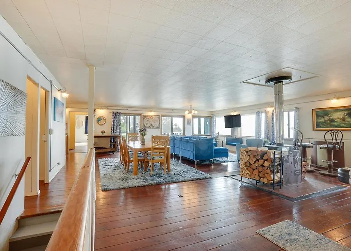 Waterfront Coos Bay Retreat W/ Sauna!