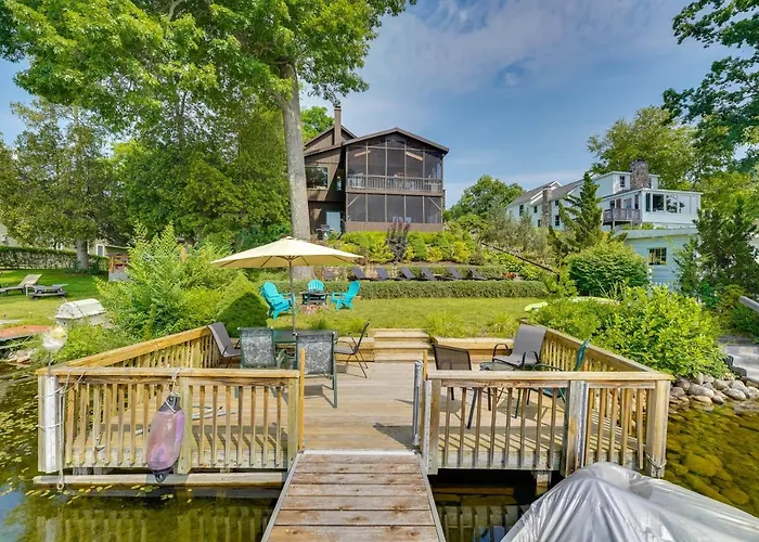 1902 Adirondack Lakehouse: Cozy Screened Porch