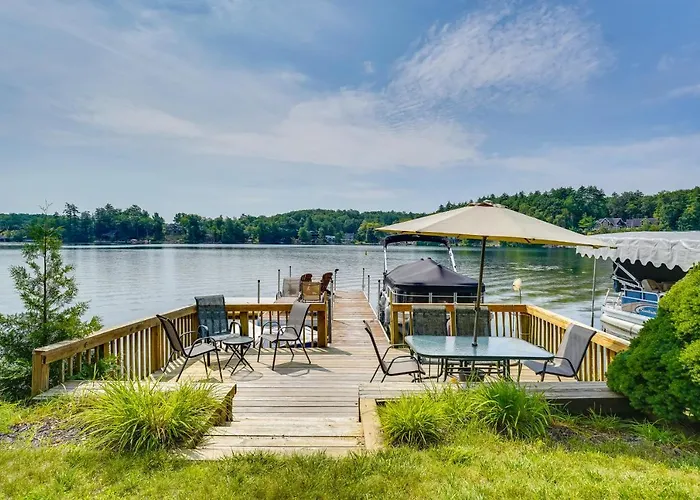 1902 Family Lakehouse: Screened Porch & Views