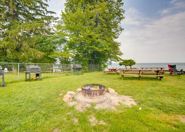 Pet-Friendly Lake Erie Cottage - Walk To The Water