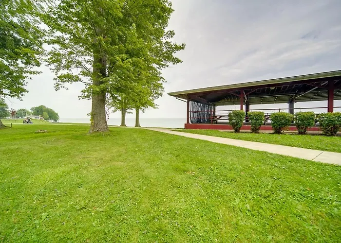 'Flamingo' Geneva Getaway: Steps To Lake Erie!