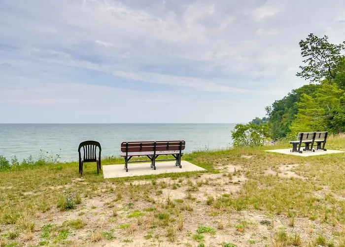 'Flamingo' Geneva Getaway: Steps To Lake Erie!