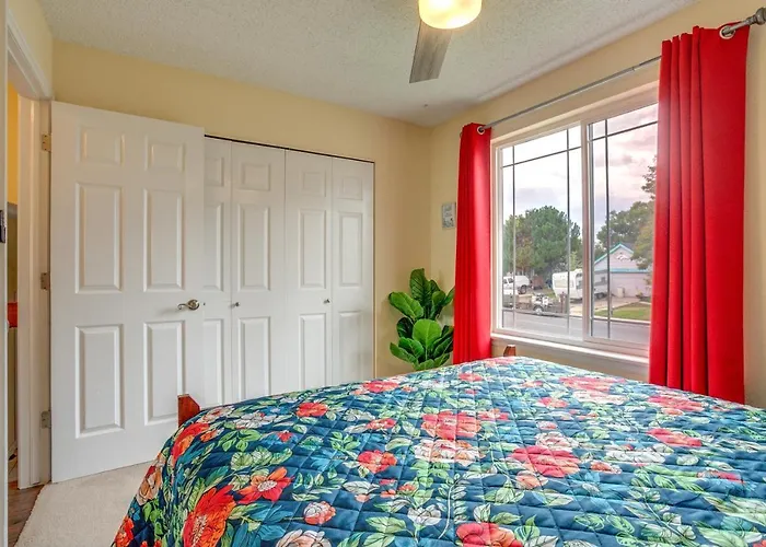 Grill, Fireplace & Fenced-In Yard: Thornton Home!