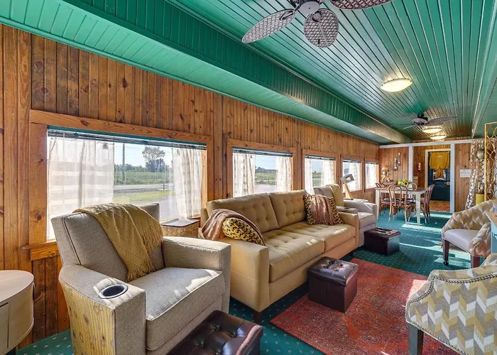 Charming Converted Railcar Studio In Joplin!