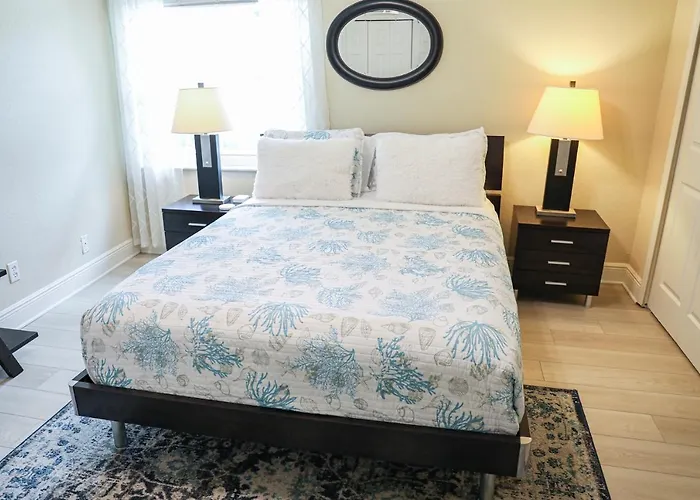 Sunnyside Palms - 2Br, Poolside, 5 Min To Beach