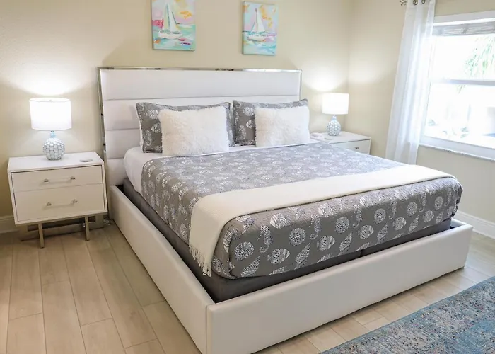 Sunnyside Palms - 2Br, Poolside, 5 Min To Beach
