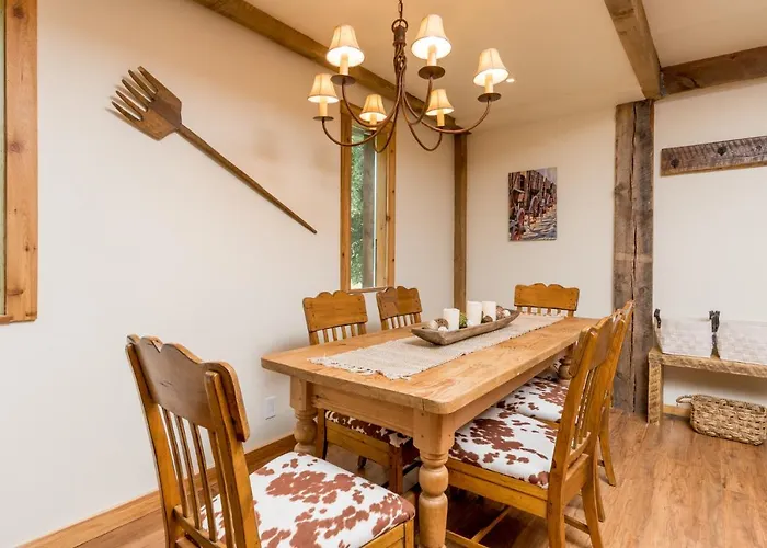 Bear Lodge With Private Pool, Hottub, And Sauna!