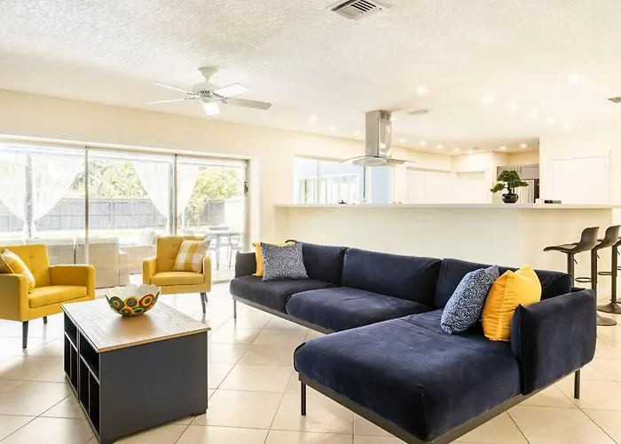 Spacious Poolside Retreat: 4BR Near Airport & Port