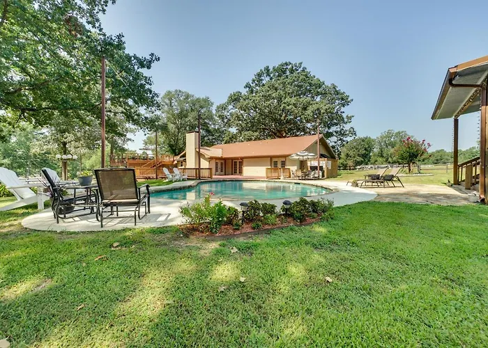 Charming Texarkana Home: Lake & Pool Access!