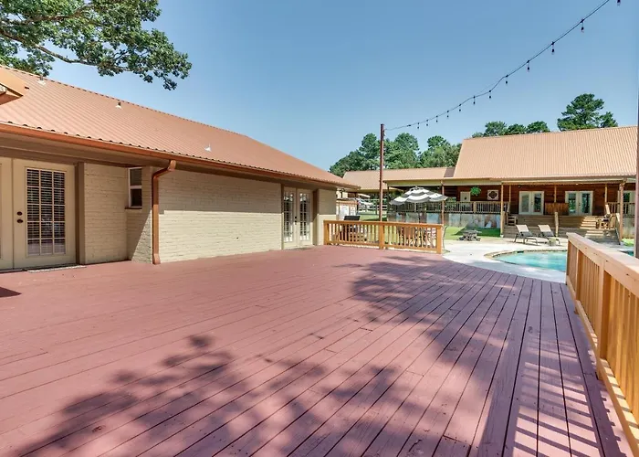 Charming Texarkana Home: Lake & Pool Access!