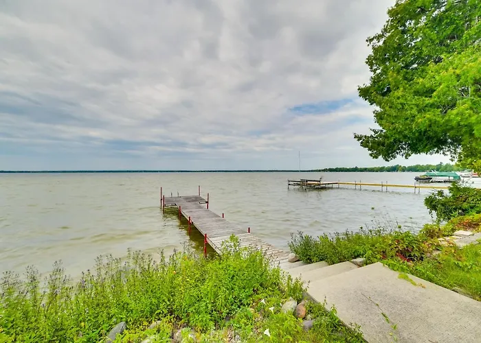 Lakefront Michigan Abode W/ Deck & Fire Pit!
