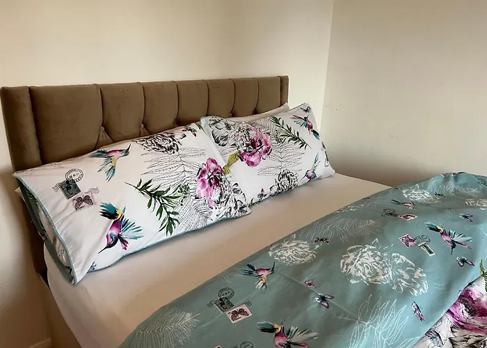 Grand Bleu - London - Next To Piccadilly Line Tube Station & Brand New Facilities