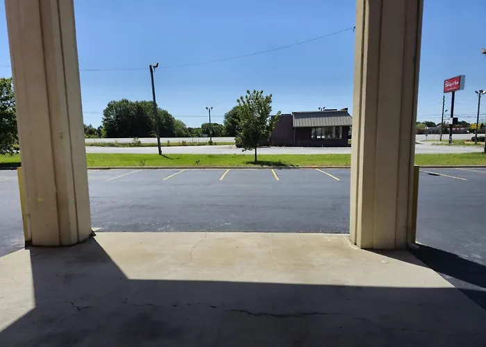 Budget Inn, Hwy 41