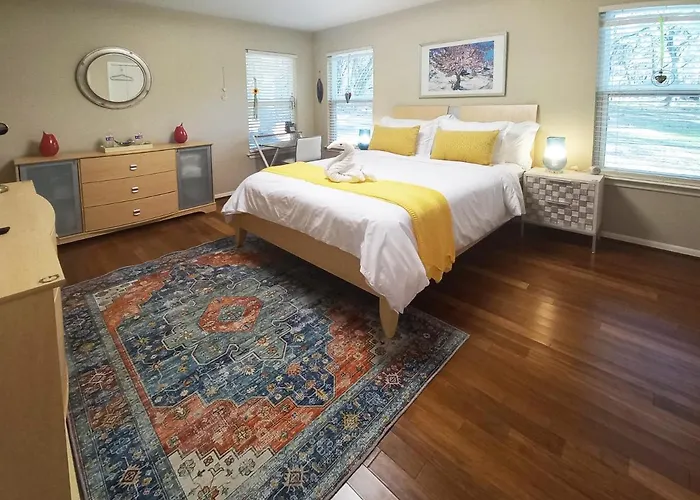 Master Bedroom With King Bed-Free-Wifi-Snack-Parkg In Relaxing Oasis