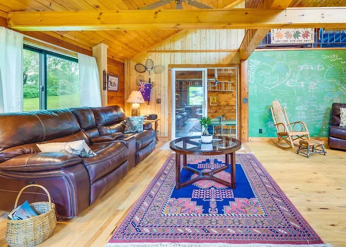 Pet-Friendly Jamestown Cabin W/ Fire Pit And Deck!