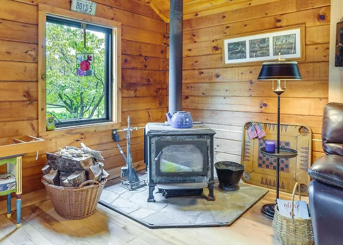 Pet-Friendly Jamestown Cabin W/ Fire Pit And Deck!