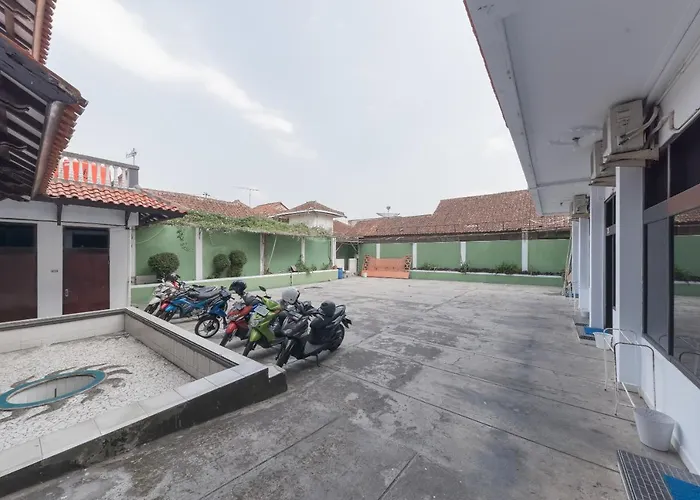 Reddoorz Syariah Near Taman Kota Kuningan