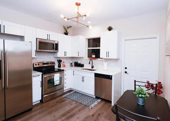 Stylish 2Br Unit W/ Hot Tub 5 Mins From The Beach!