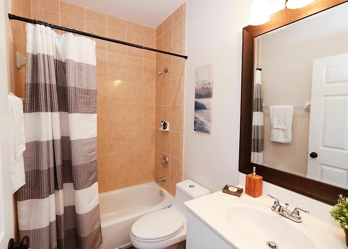 Stylish 2Br Unit W/ Hot Tub 5 Mins From The Beach!