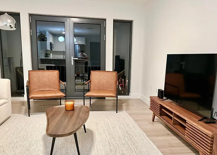 Modern 2 Bed Furnished Apartment In Quincy