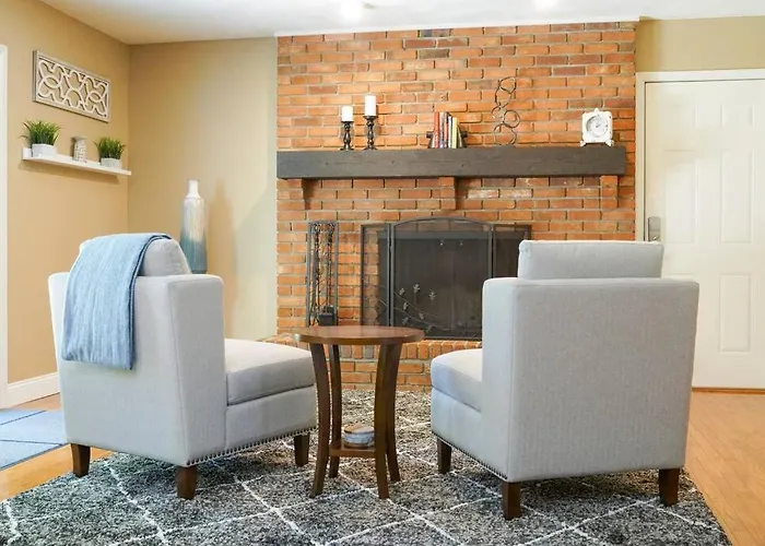 4Br/2.5Ba Home Boasting 2400Sqft And Eat-In Ktn