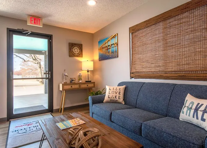 Hilltop Inn & Suites