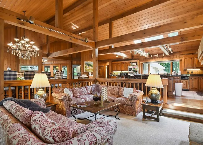 Galena Getaway W/ Hot Tub, Home Theater & More!