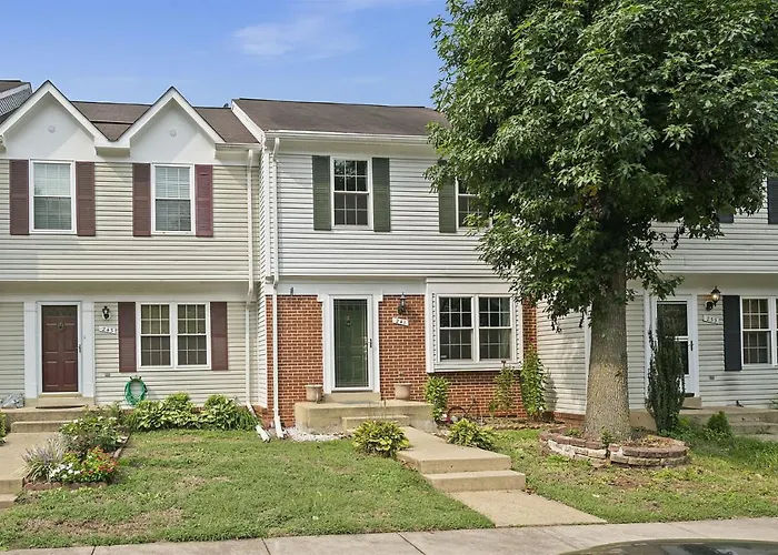 4Br Townhome, Close To Shops & Restaurants, 40 Mins To Dc